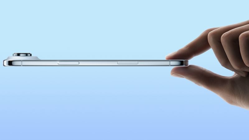 Phone Air visto di lato, estremamente sottile, su sfondo azzurro minimalista