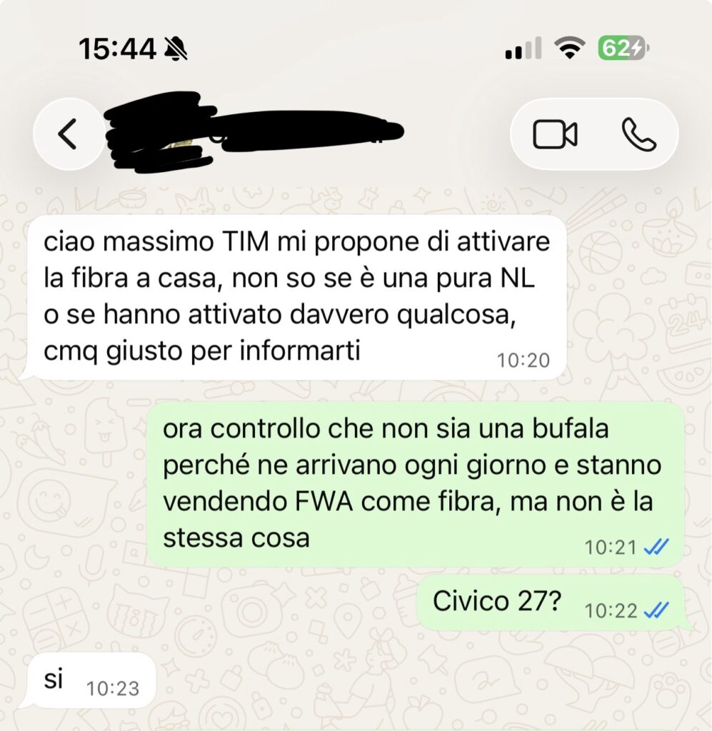 Messaggio WhatsApp di un cliente che segnala una mail sulla fibra ricevuta a nome dell’operatore telefonico